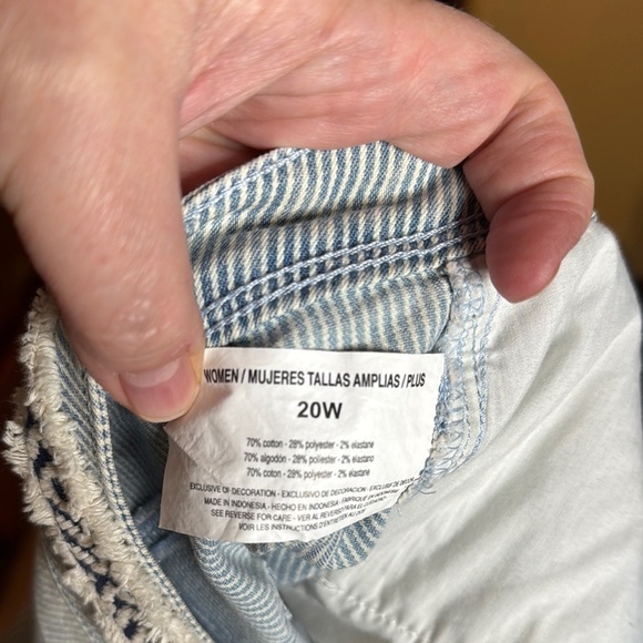 NWT Gloria Vanderbilt Sunwashed Light Blue Stripe Denim Shorts w/ Belt Size 20W - Picture 8 of 9